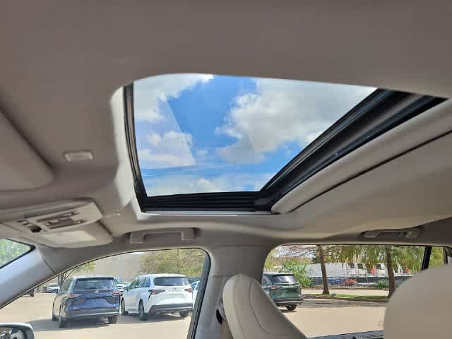Used 2024 Toyota Highlander XLE FWD image 16