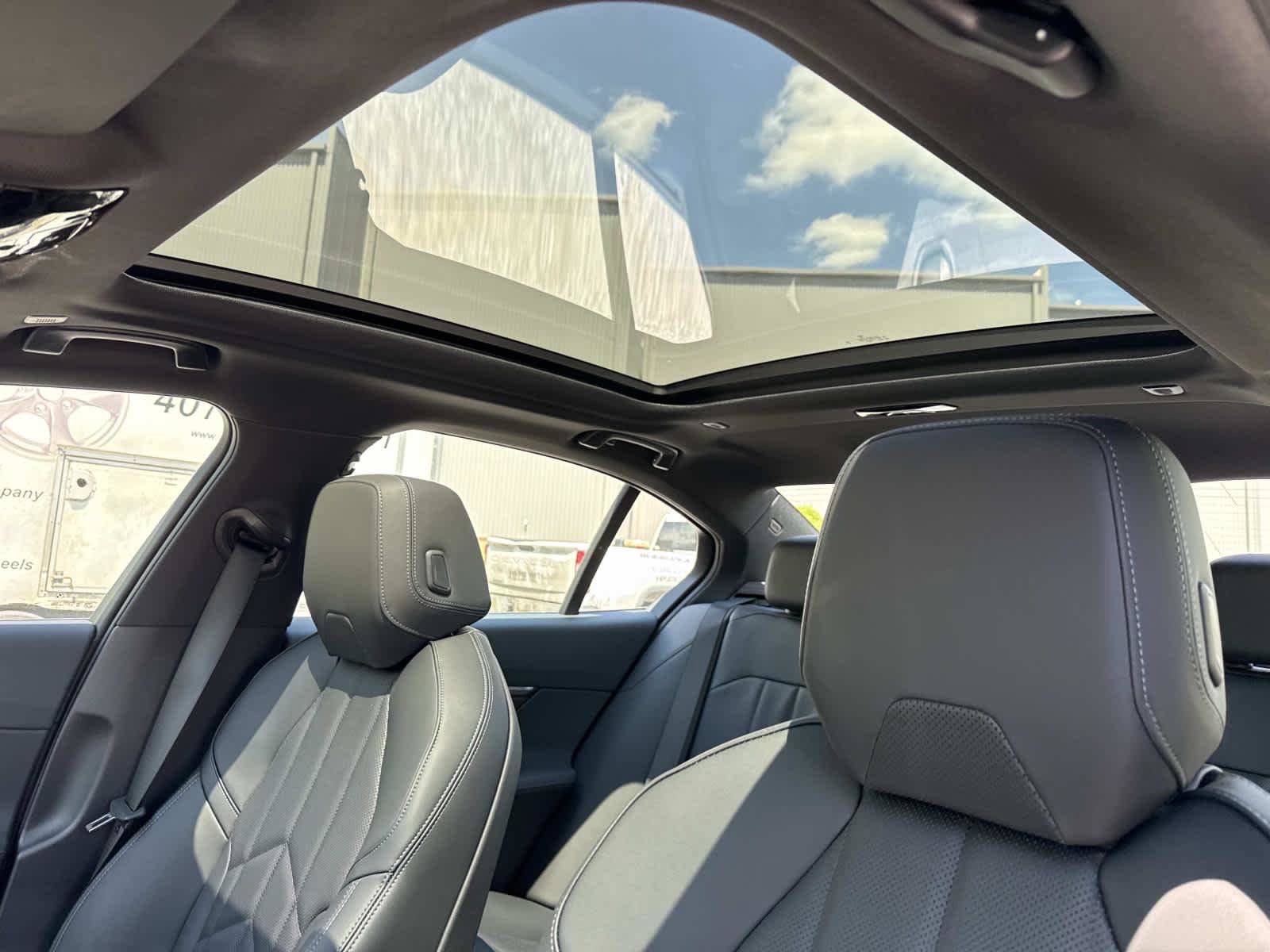 New 2026 BMW 550e xDrive w/ Premium Package AWD/4WD image 4
