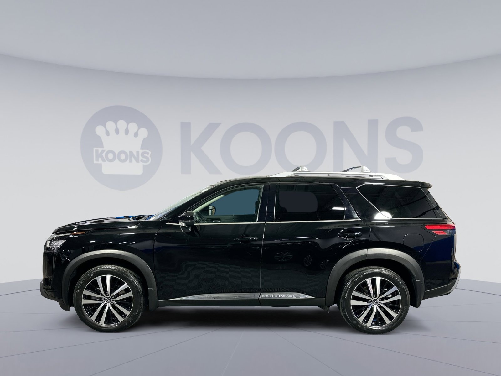 Used 2023 Nissan Pathfinder Platinum image 2