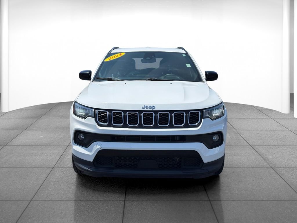 Used 2024 Jeep Compass Latitude AWD/4WD image 2