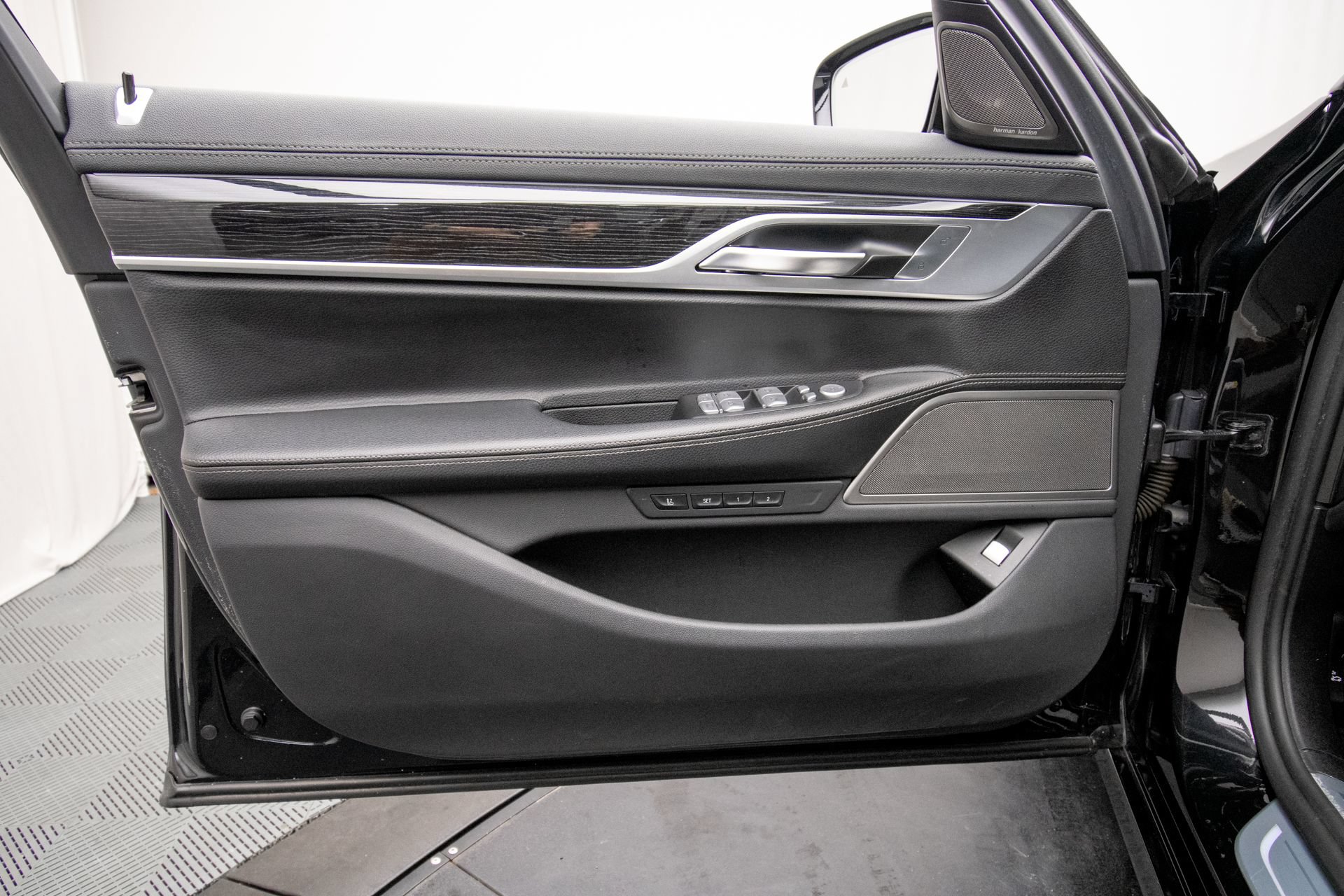 Used 2020 BMW 740i xDrive AWD/4WD image 25