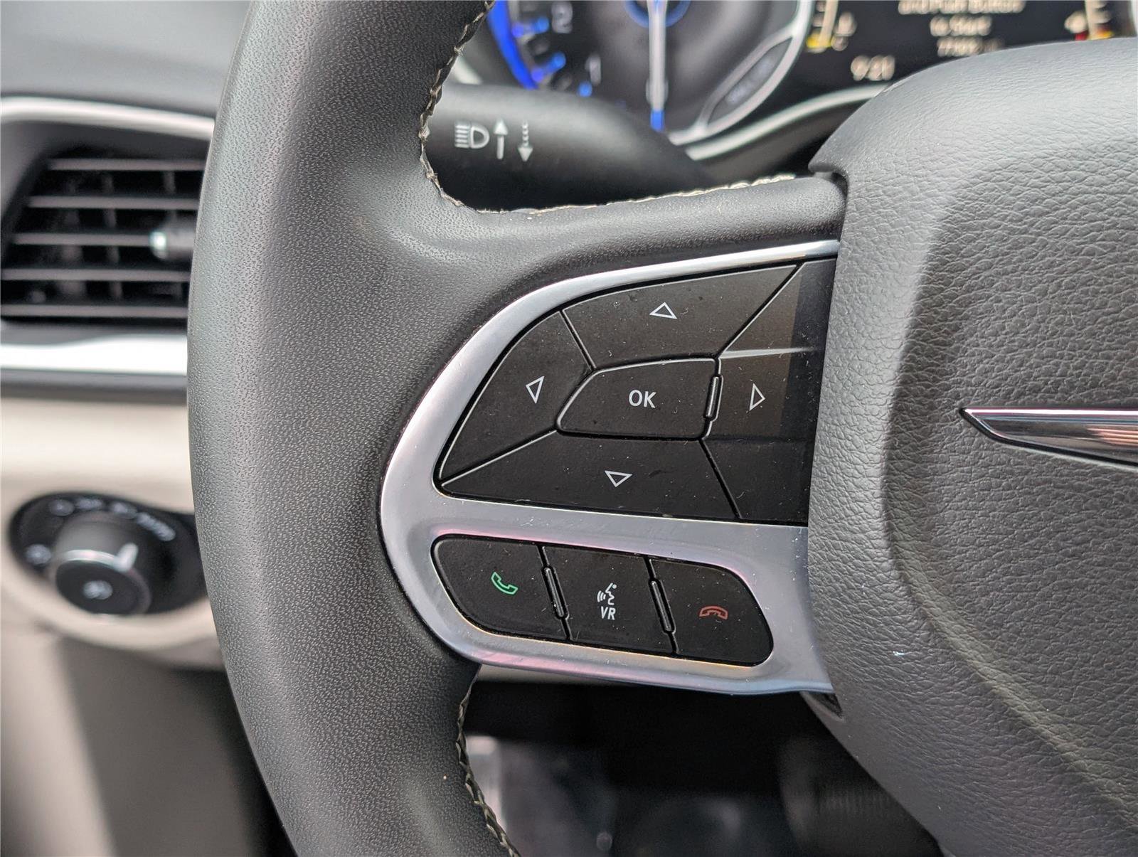 Used 2023 Chrysler Pacifica Touring-L image 22