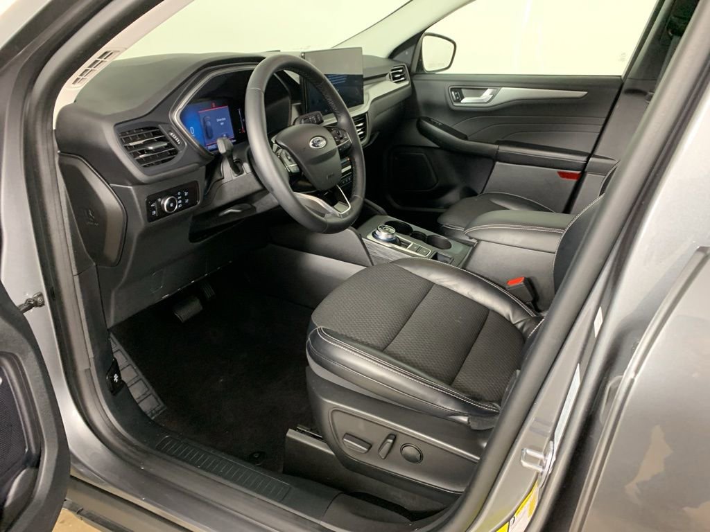 Used 2023 Ford Escape SE image 28
