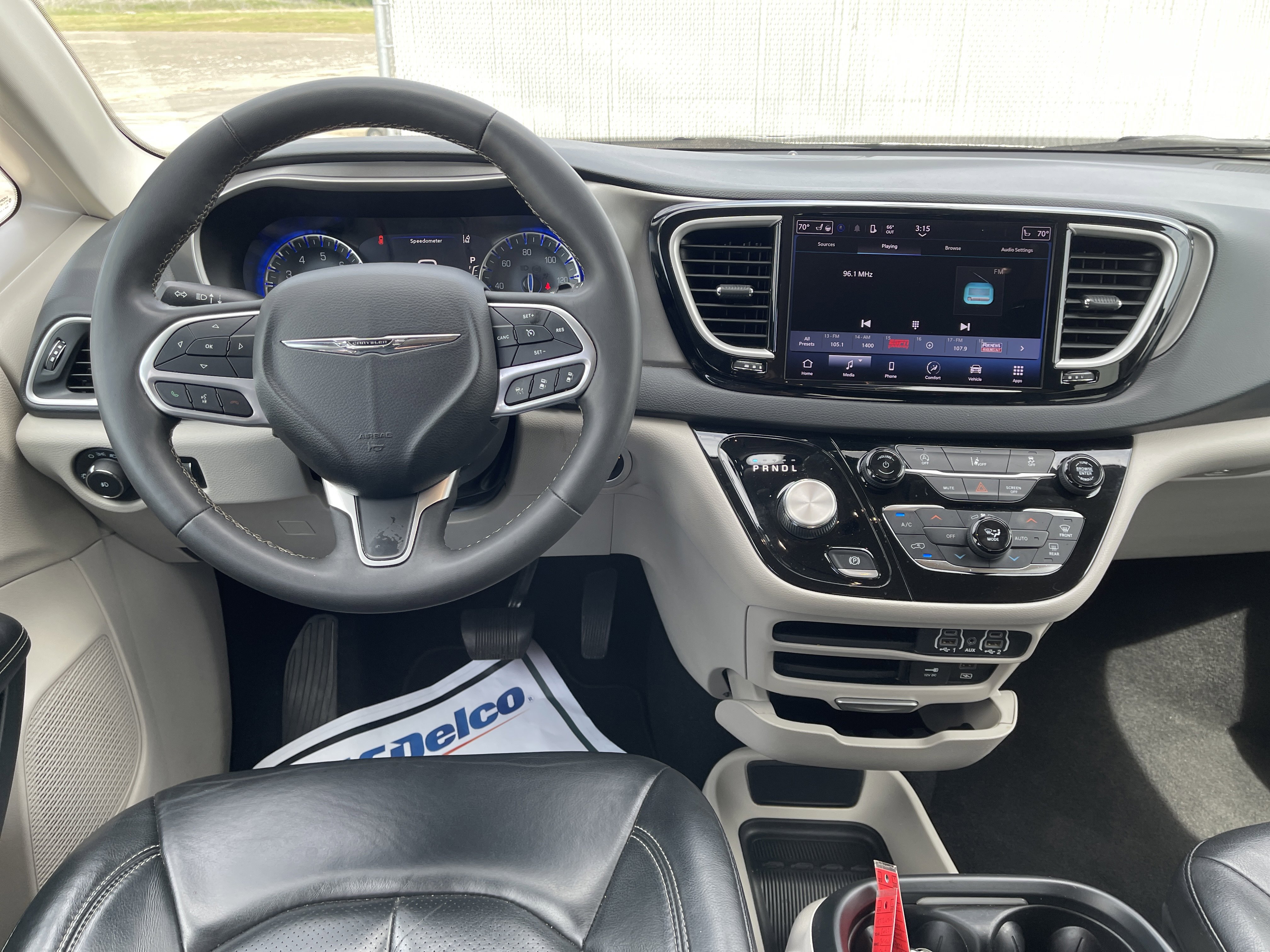 Used 2022 Chrysler Pacifica Touring-L image 15