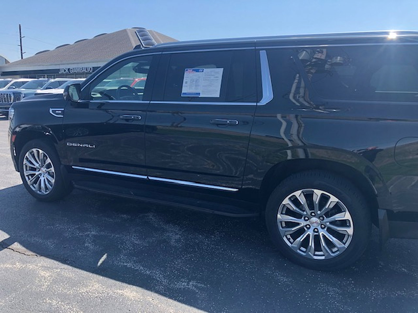 Used 2022 GMC Yukon XL Denali image 6