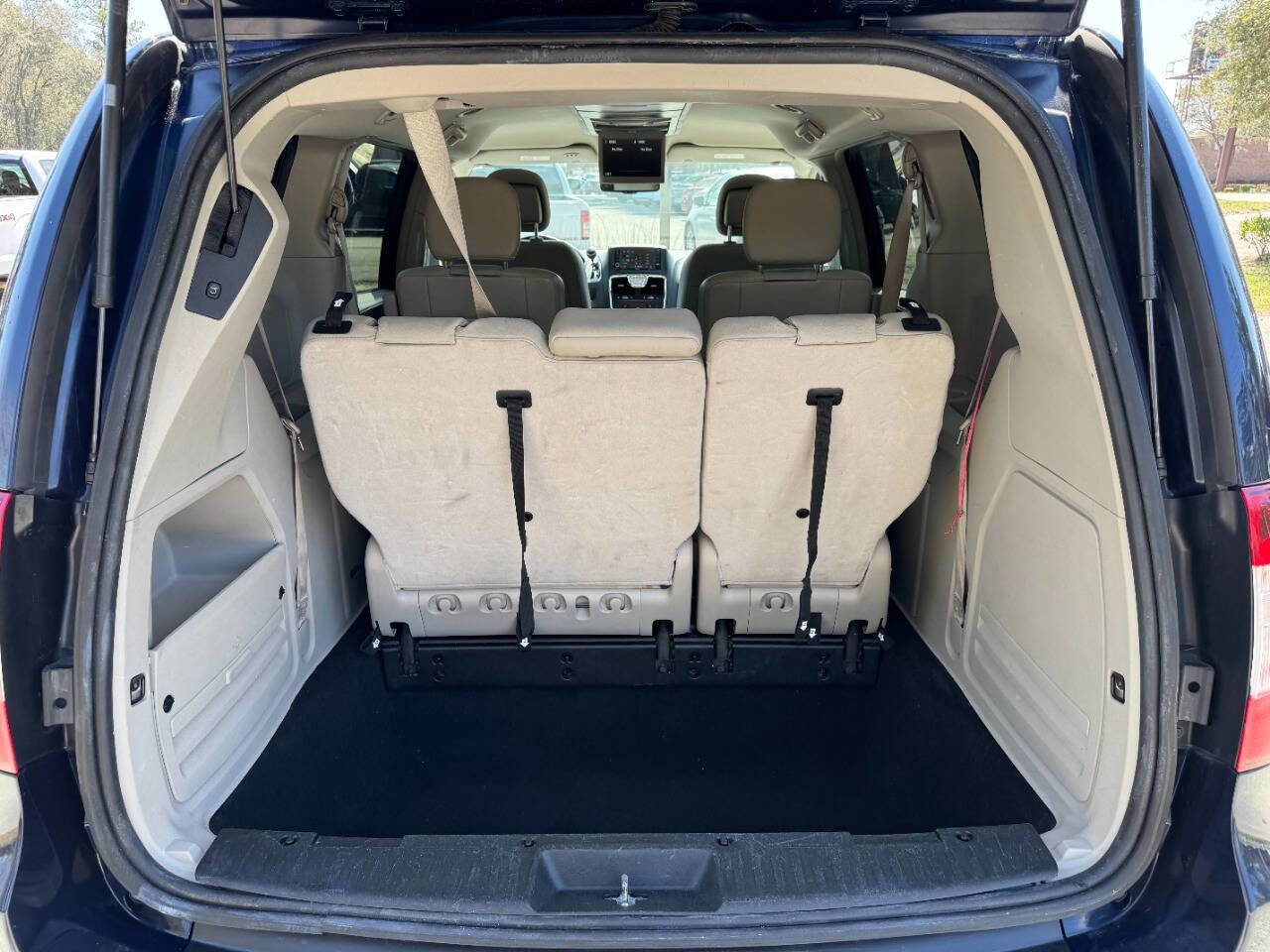 Used 2015 Chrysler Town & Country Touring image 14