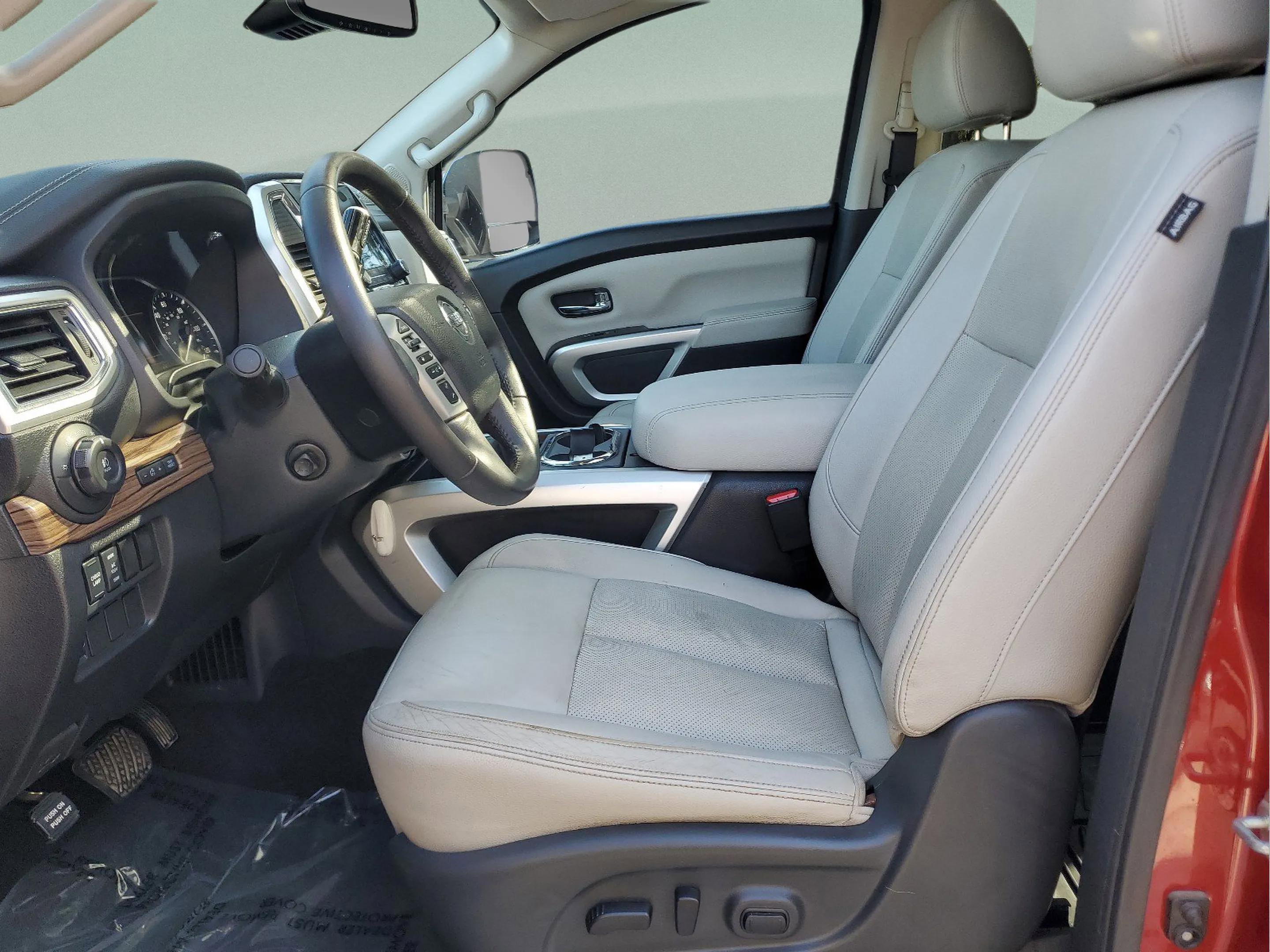 Used 2020 Nissan Titan SL w/ Moonroof Package image 17