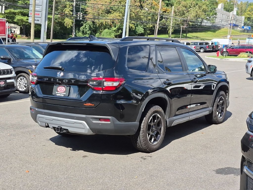 Used 2025 Honda Pilot TrailSport image 3
