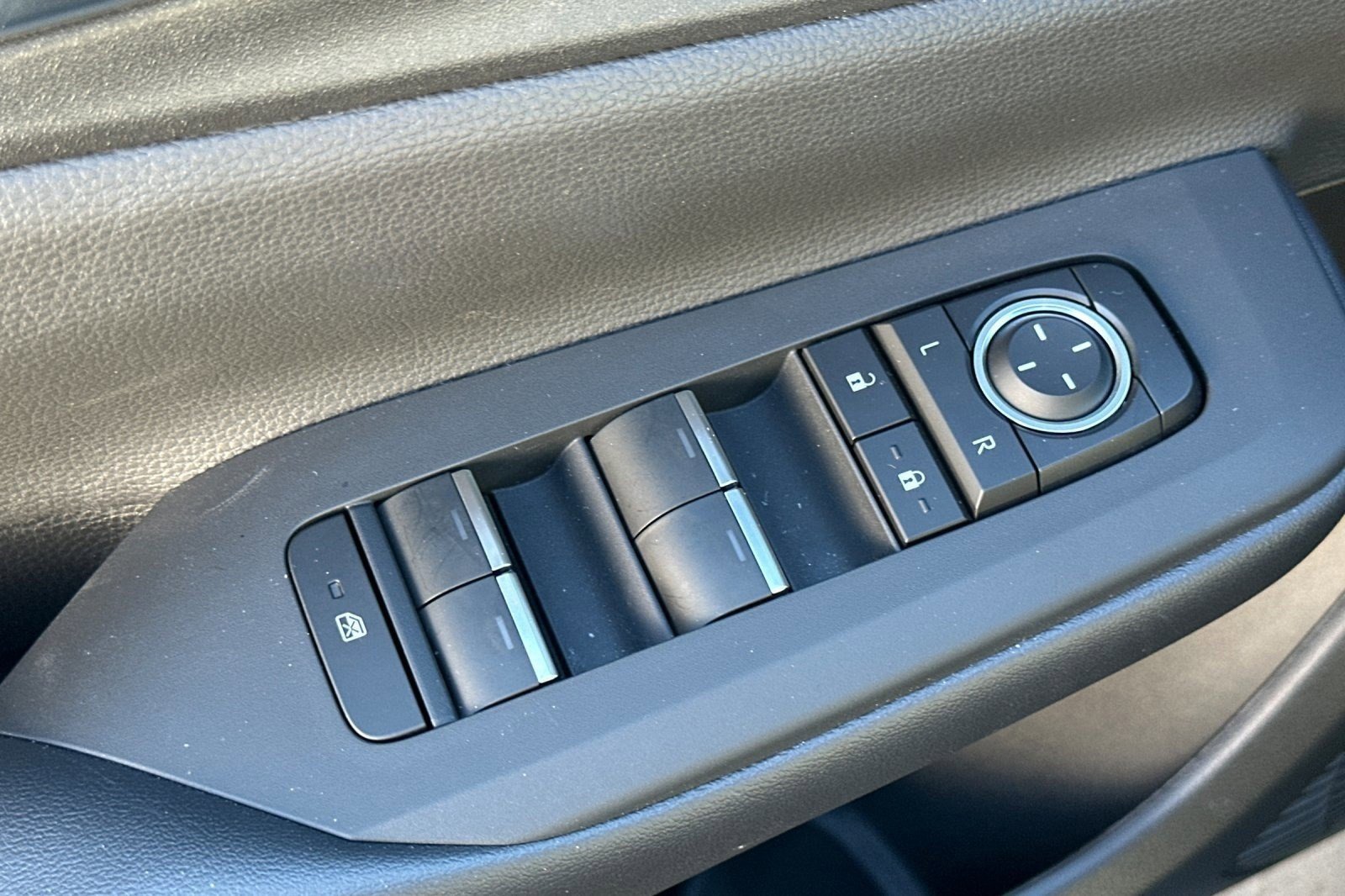 Used 2025 Toyota Prius Plug-In Hybrid image 13