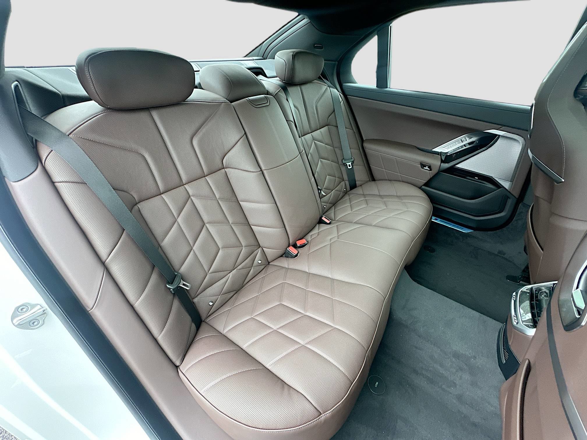 New 2026 BMW 750e xDrive w/ Premium Package AWD/4WD image 23