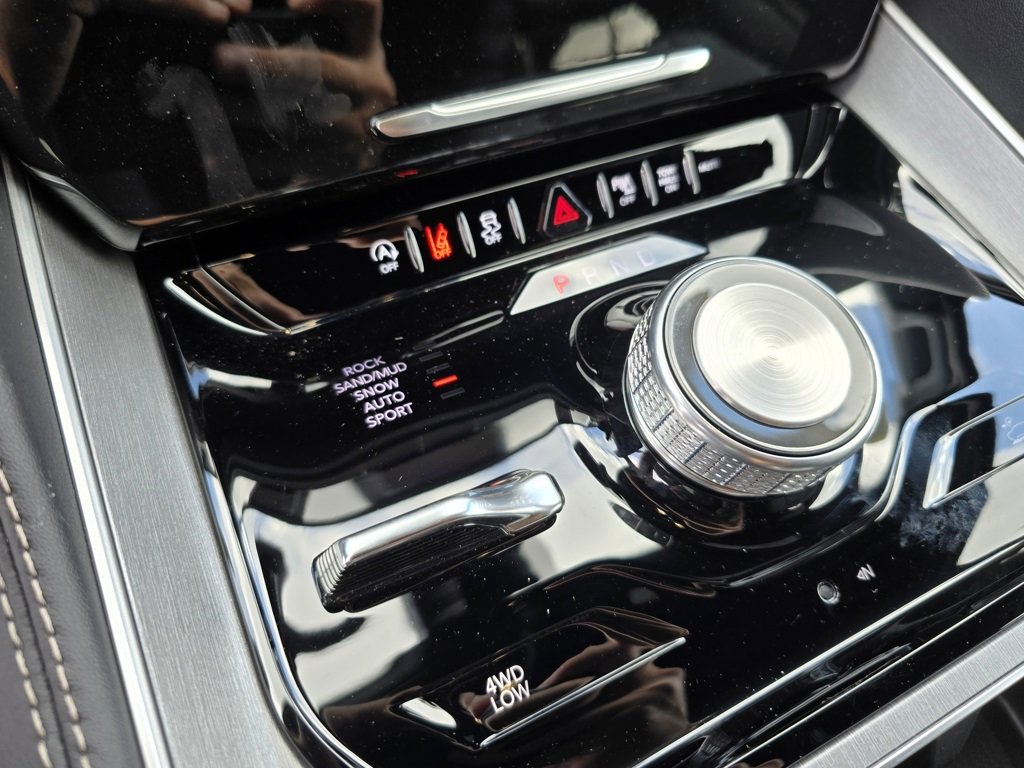 New 2025 Jeep Wagoneer L Series II w/ HD Trailer Tow Package w/25F image 28