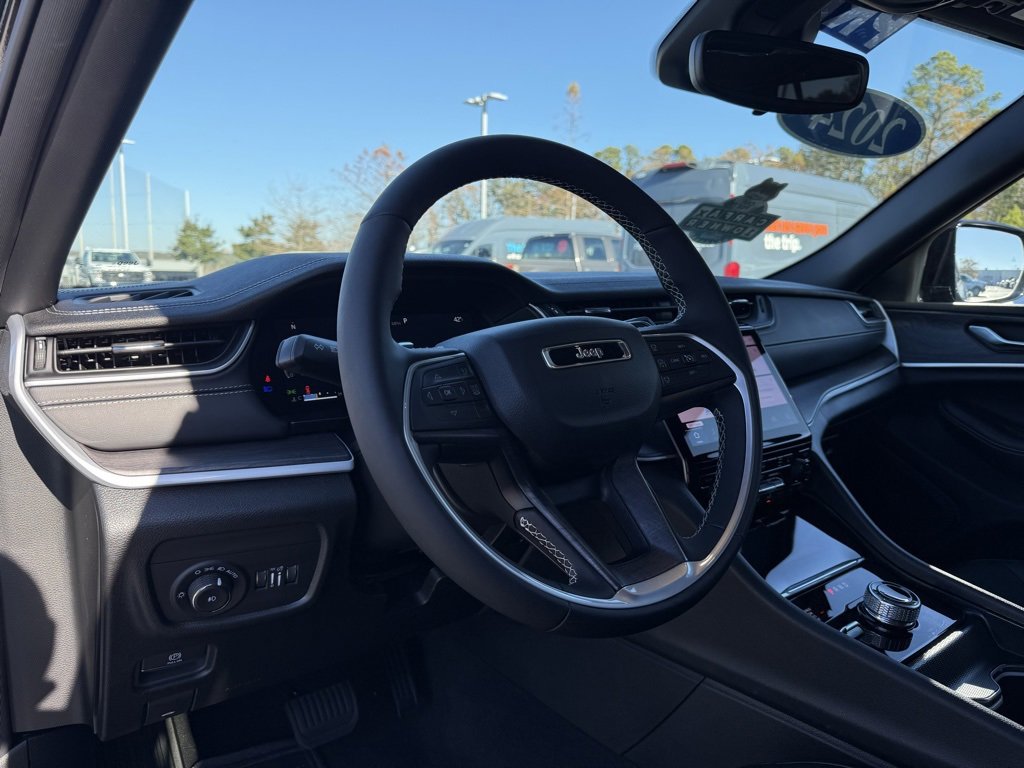 Used 2024 Jeep Grand Cherokee Limited w/ Black Appearance Package image 10