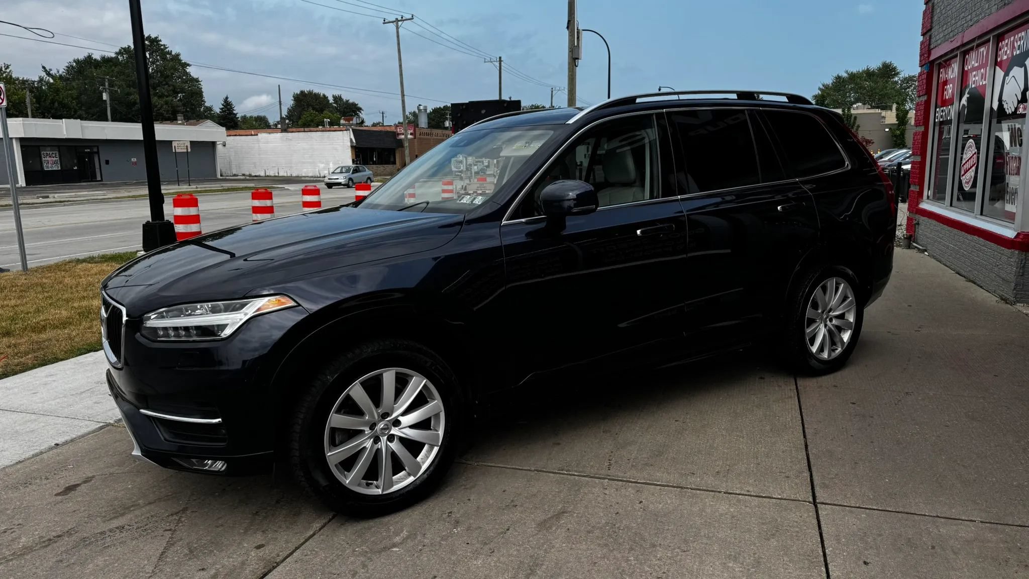 Used 2016 Volvo XC90 T6 Momentum w/ Momentum Plus Package AWD/4WD image 6