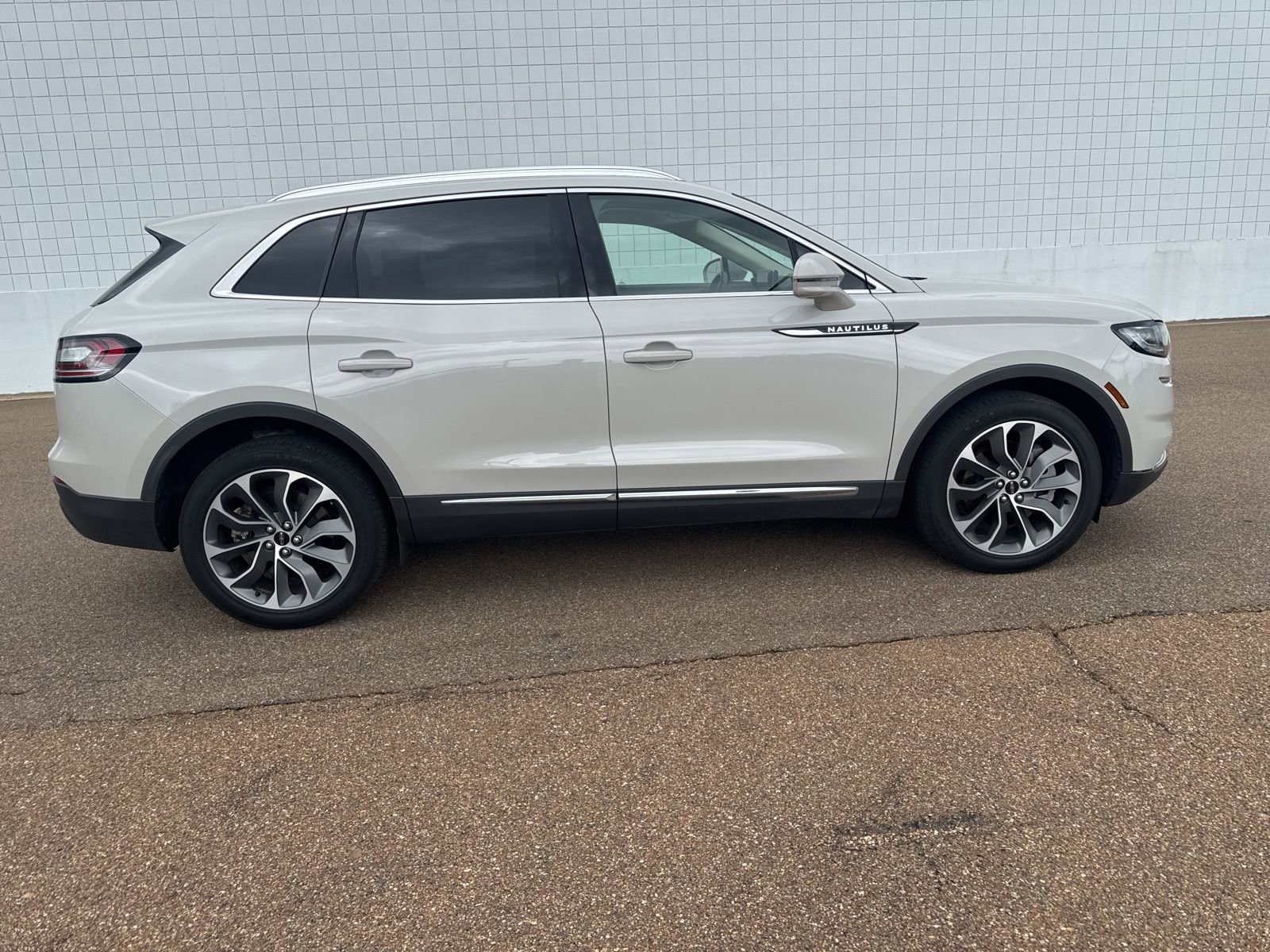 Used 2023 Lincoln Nautilus Reserve w/ Luxury Package image 8