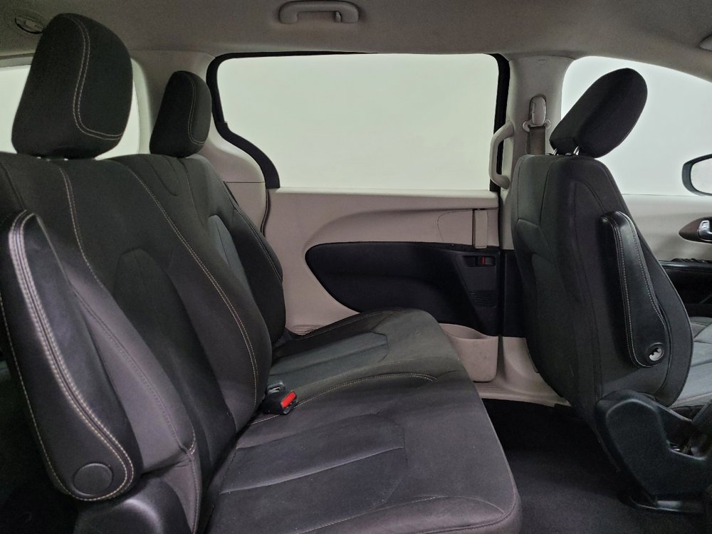Used 2020 Chrysler Voyager L FWD image 19