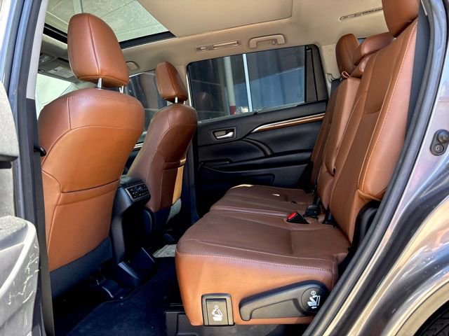 Used 2017 Toyota Highlander Limited Platinum w/ Carpet Mat Package image 10