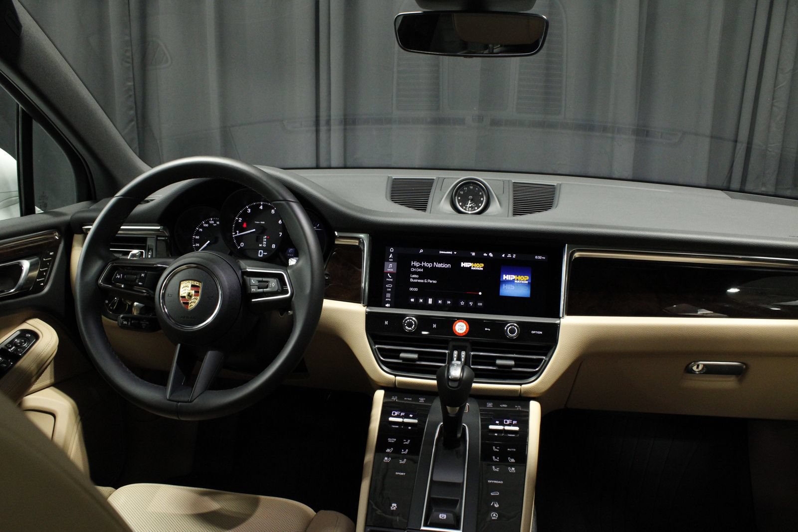 Certified 2025 Porsche Macan AWD/4WD image 10