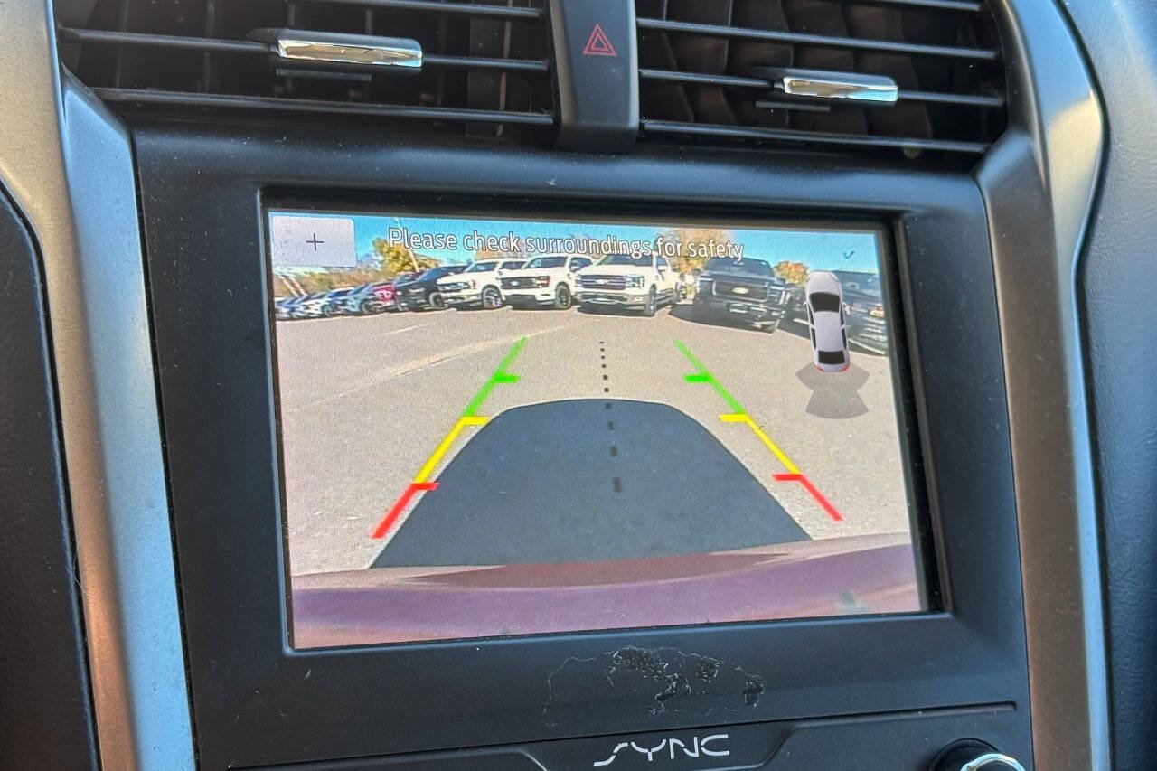 Used 2020 Ford Fusion SE FWD image 22