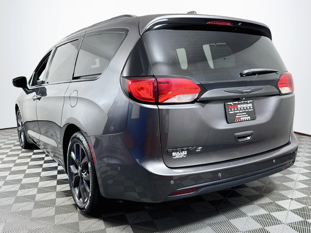 Used 2020 Chrysler Pacifica Touring-L Plus w/ Advanced Safetytec Group FWD image 4