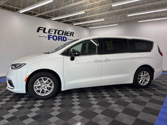 Used 2024 Chrysler Pacifica Touring-L FWD image 3