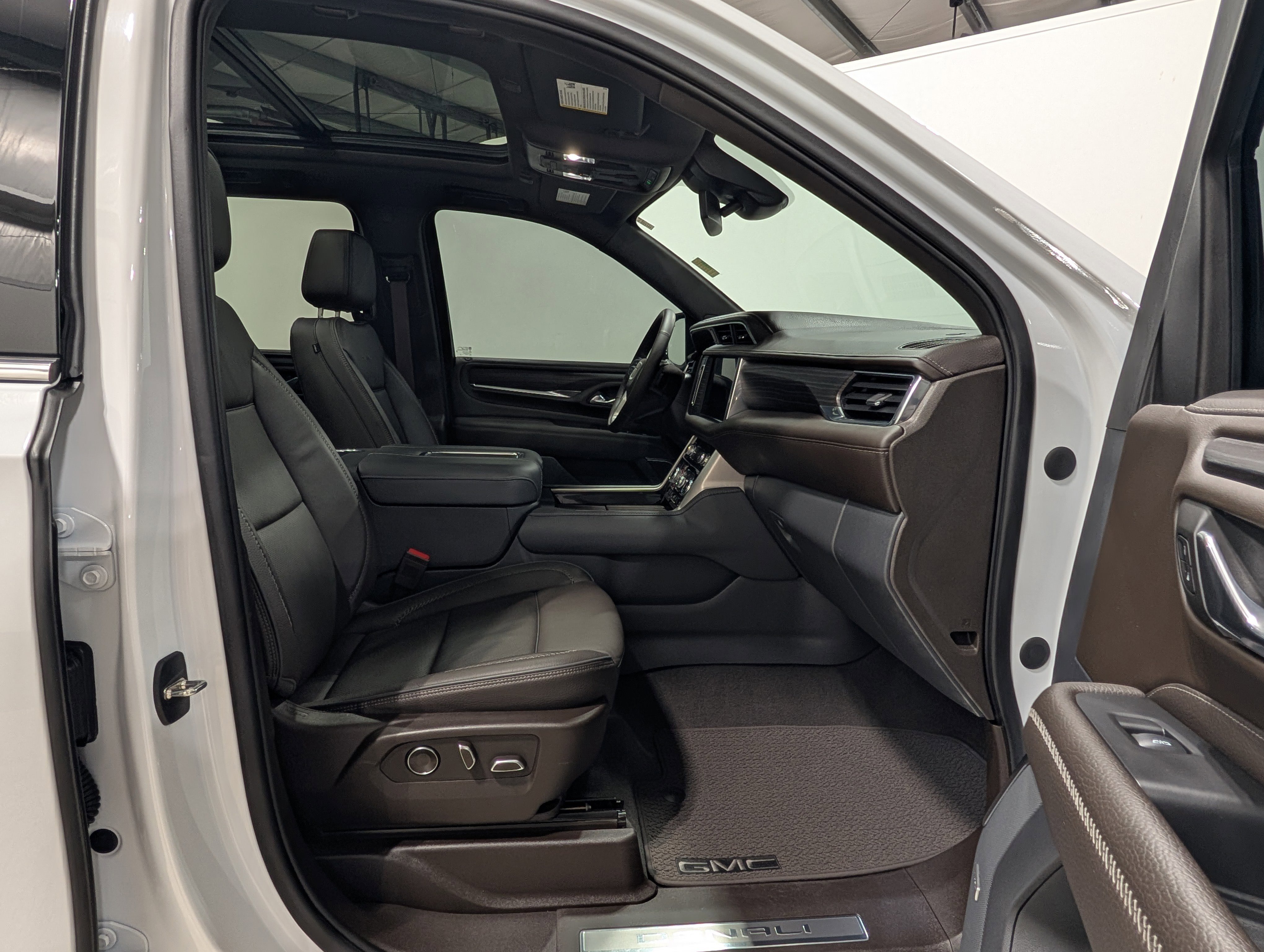 Used 2023 GMC Yukon XL Denali AWD/4WD image 25