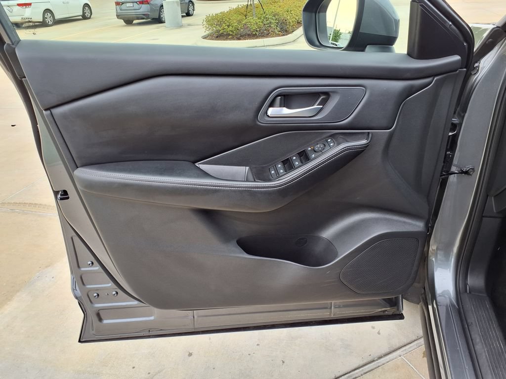 Used 2025 Nissan Rogue SV FWD image 25
