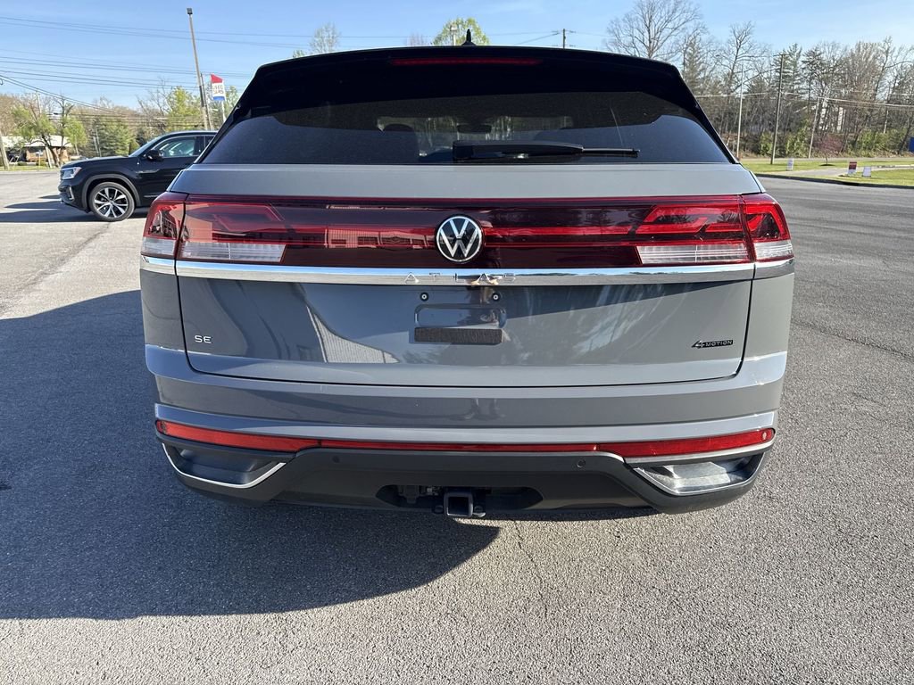 Used 2025 Volkswagen Atlas Cross Sport SE w/ Black Wheel Package image 5