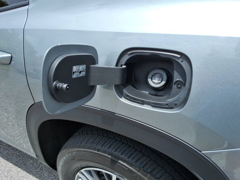 Certified 2025 Chevrolet Traverse LT w/ Driver Confidence Package FWD image 12
