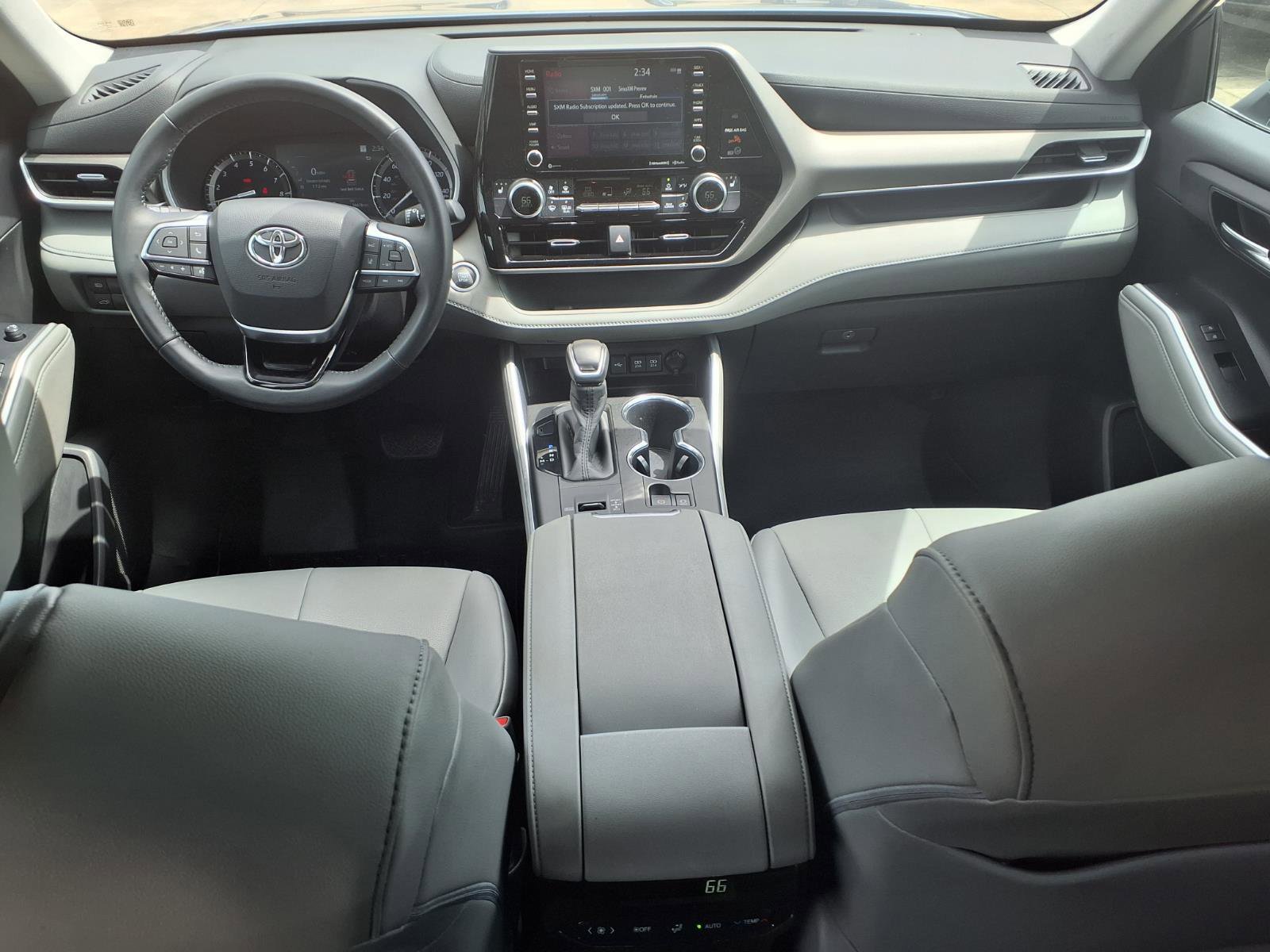 Used 2020 Toyota Highlander XLE FWD image 11