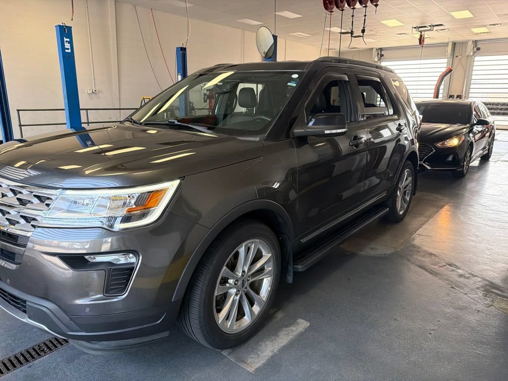 Used 2018 Ford Explorer XLT w/ Equipment Group 202A AWD/4WD image 3