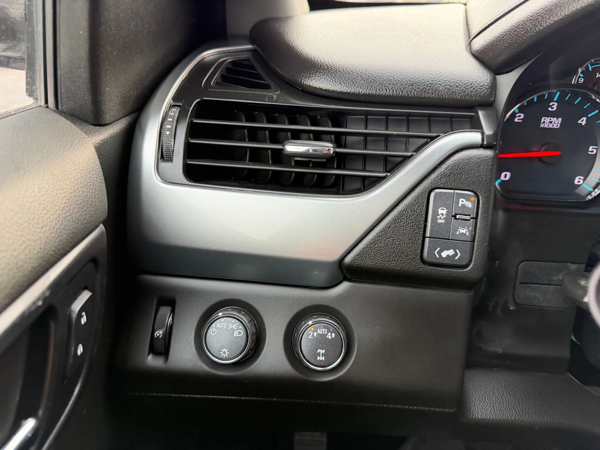 Used 2019 Chevrolet Suburban LT AWD/4WD image 36