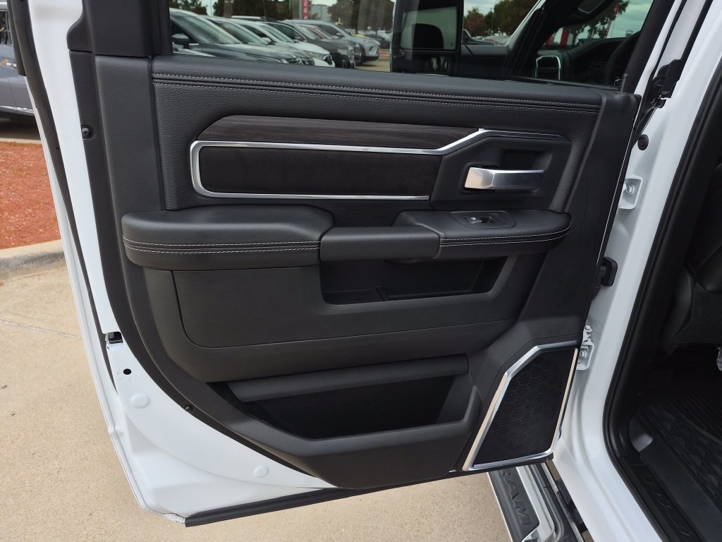 Used 2025 RAM 3500 Laramie AWD/4WD image 17