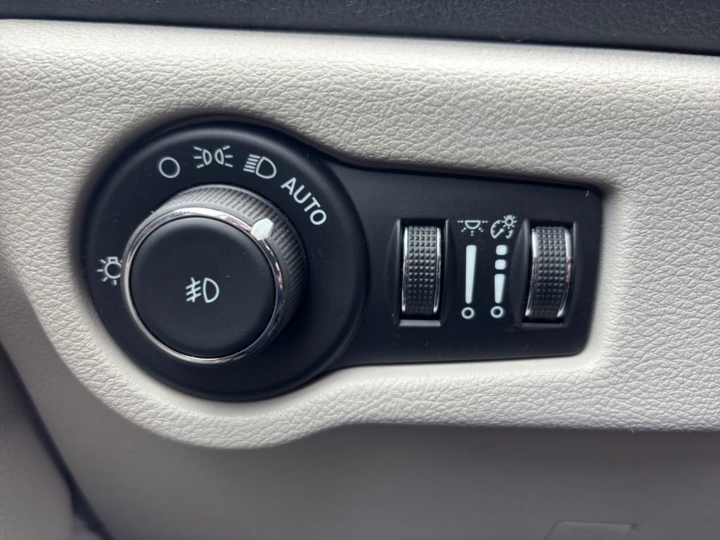 Used 2024 Chrysler Pacifica Touring-L FWD image 18