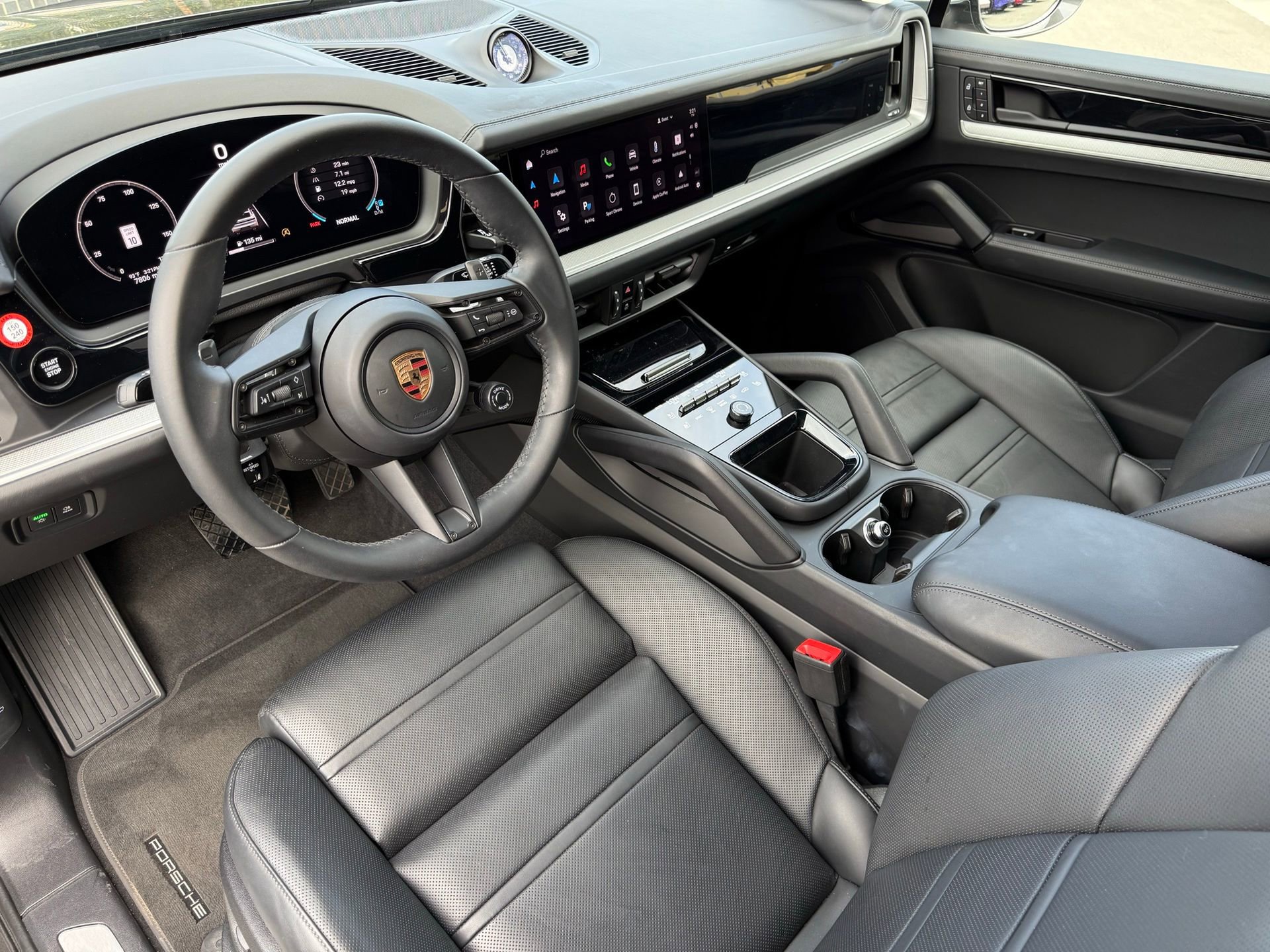 Used 2025 Porsche Cayenne Coupe image 4