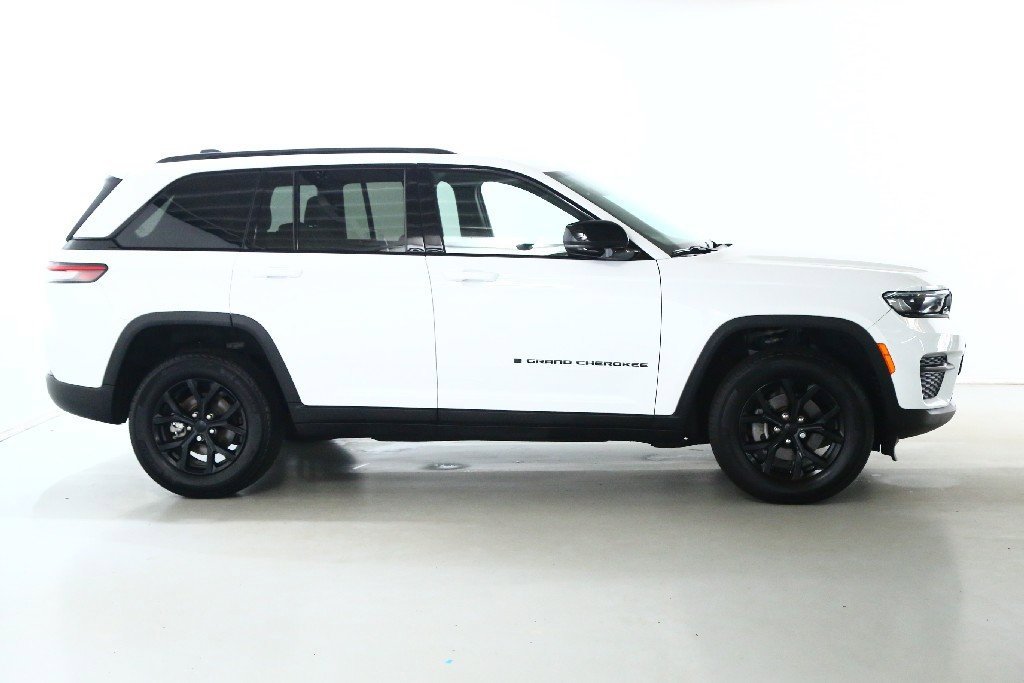 Used 2025 Jeep Grand Cherokee Altitude image 11