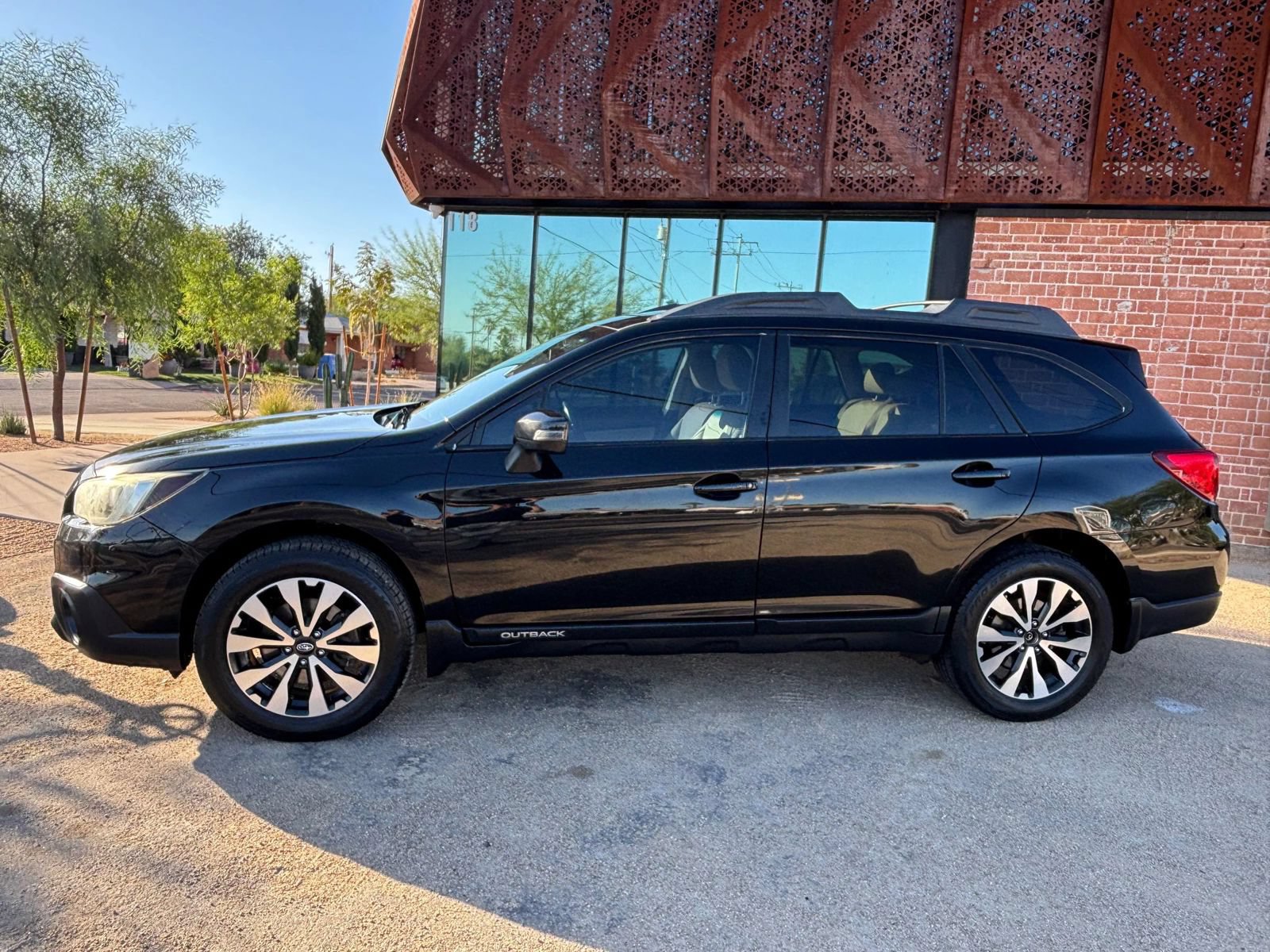 Used 2016 Subaru Outback 2.5i Limited AWD/4WD image 2