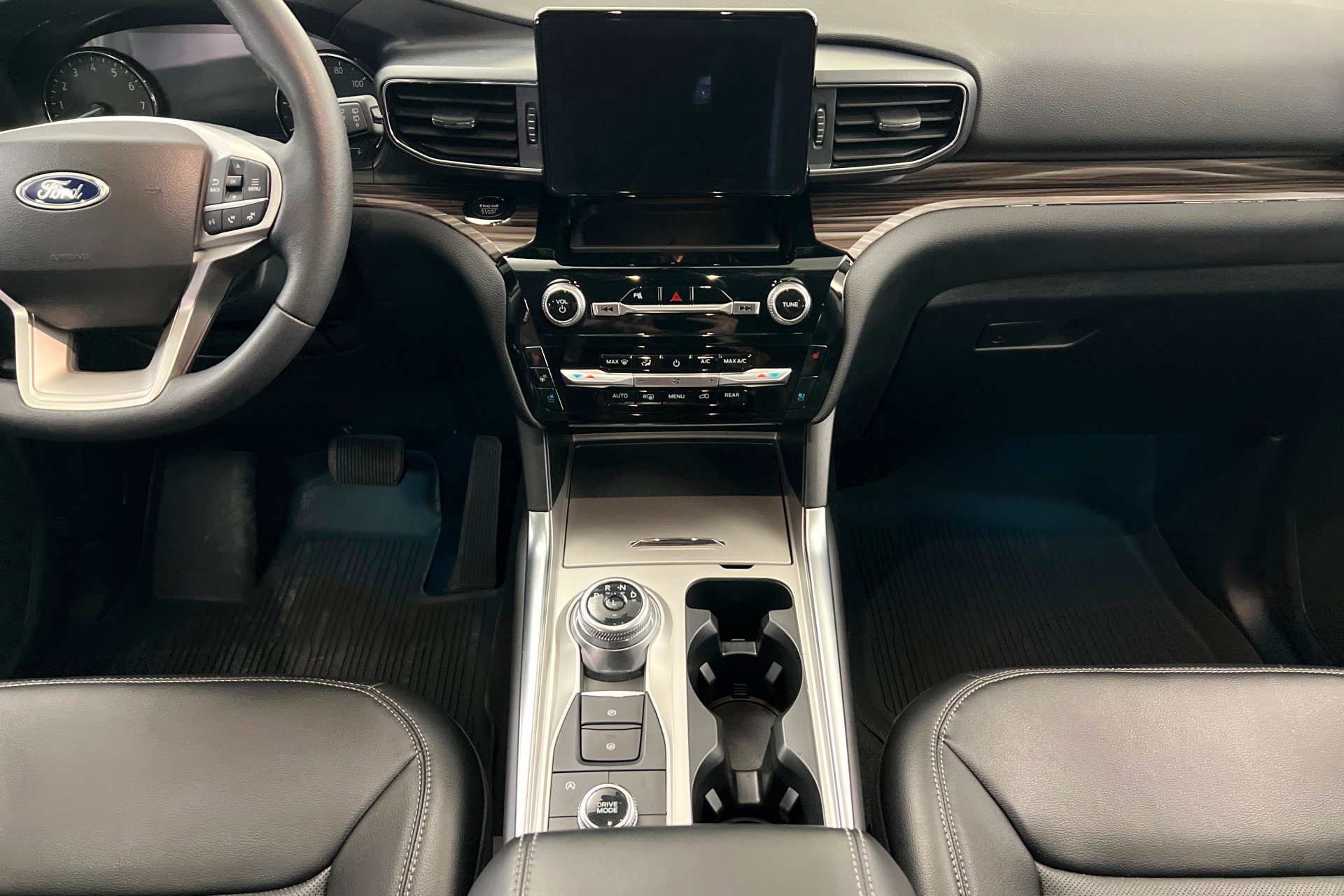 Used 2024 Ford Explorer Limited w/ Equipment Group 301A AWD/4WD image 13