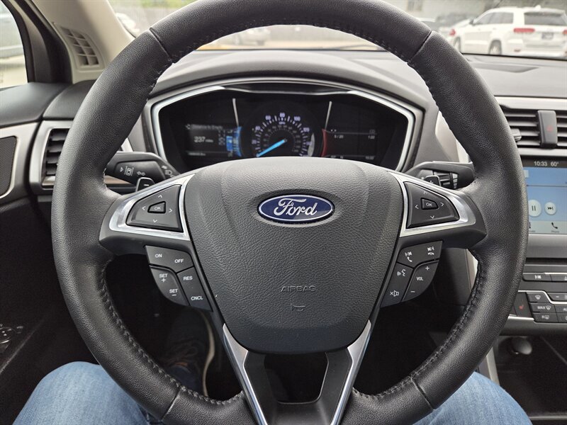 Used 2018 Ford Fusion SE w/ Fusion SE Technology Package FWD image 14