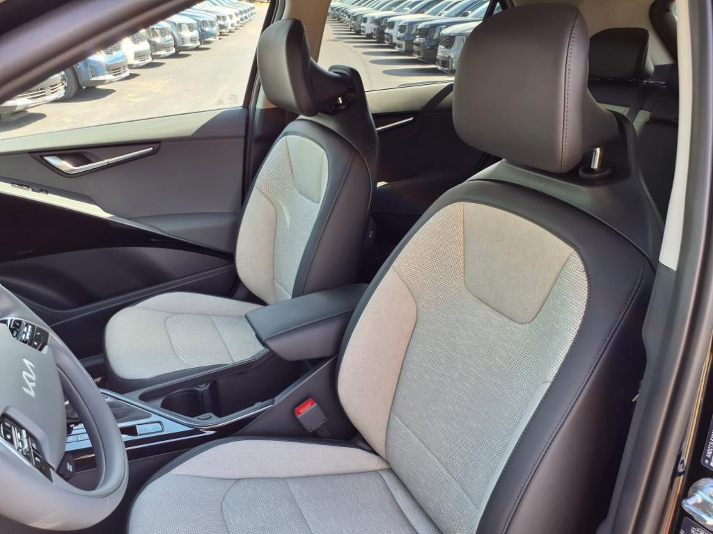 New 2025 Kia Niro SX Touring image 12