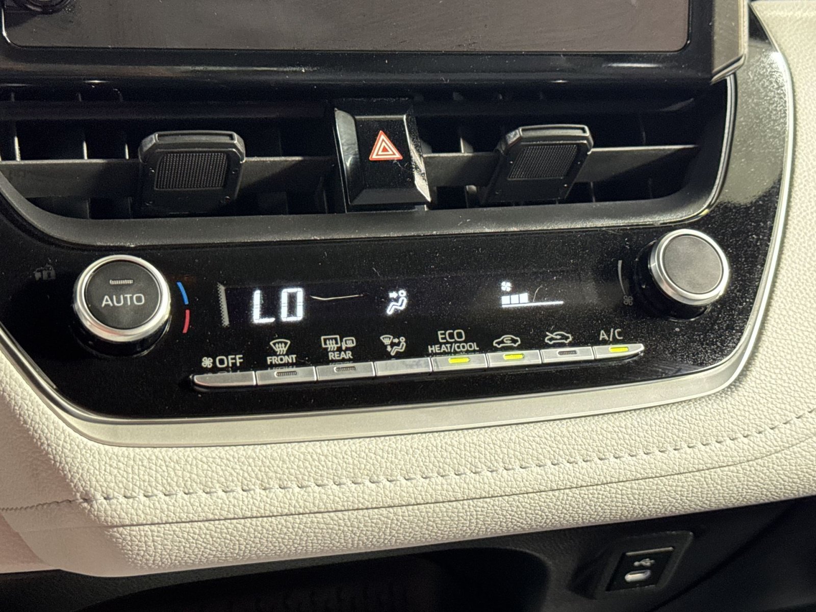 Used 2024 Toyota Corolla SE w/ SE Convenience Package FWD image 33