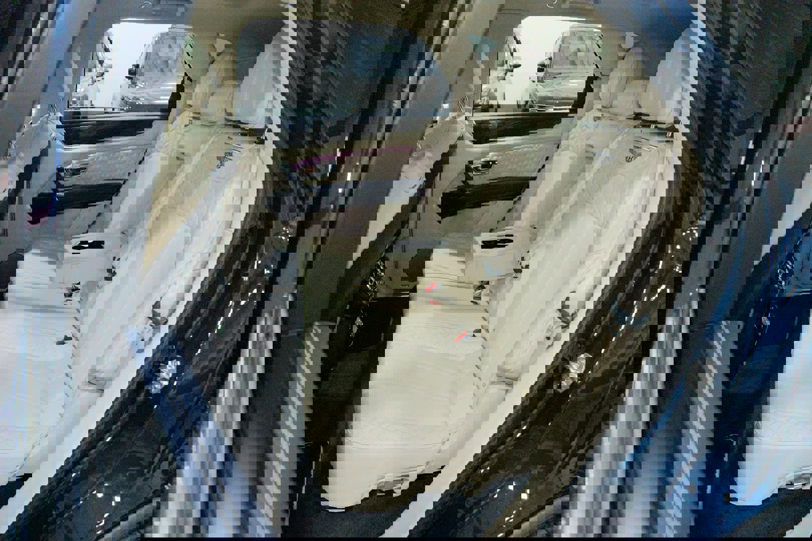 Used 2020 Bentley Bentayga V8 image 28