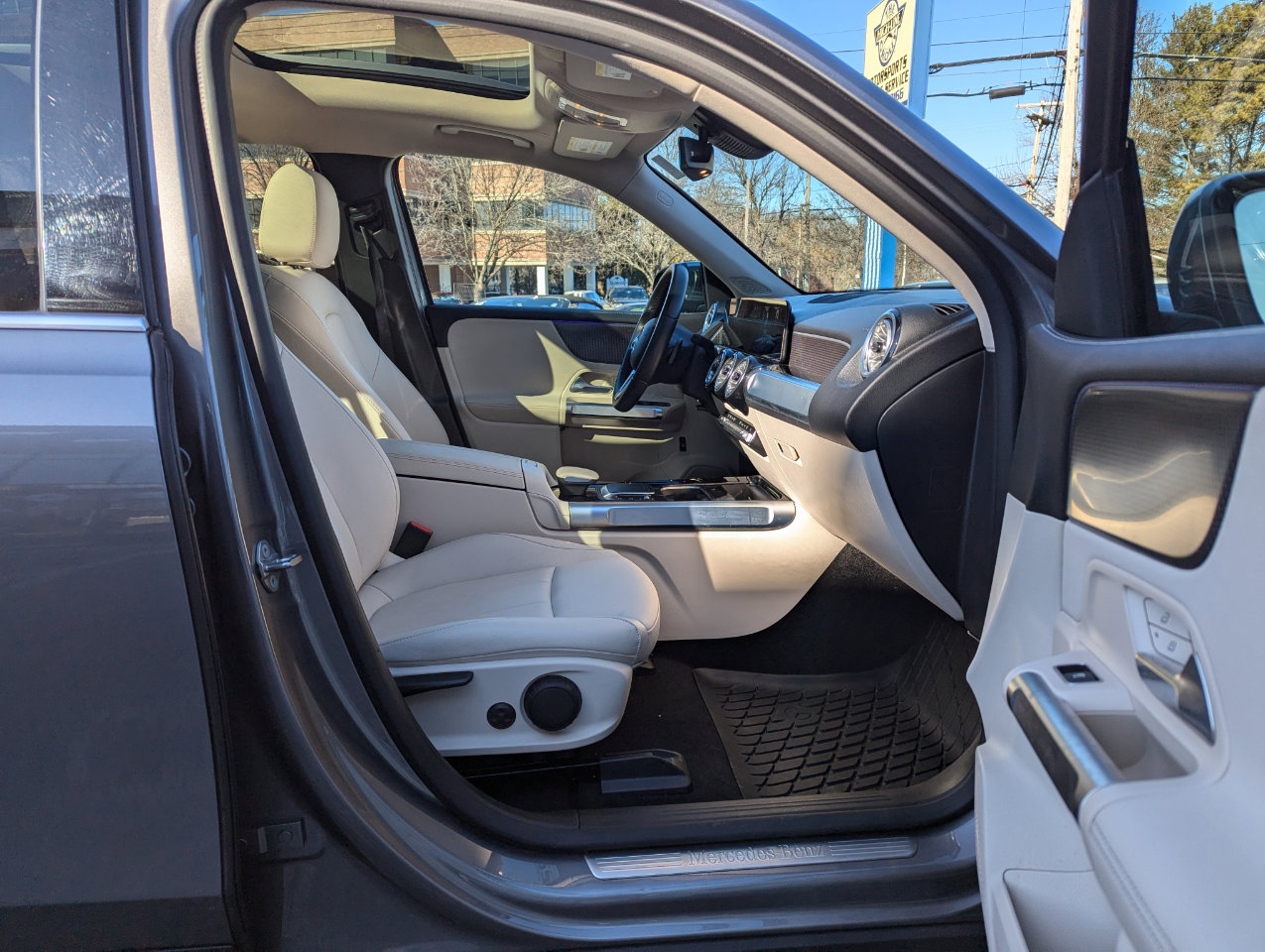 Used 2022 Mercedes-Benz EQB 300 4MATIC image 34