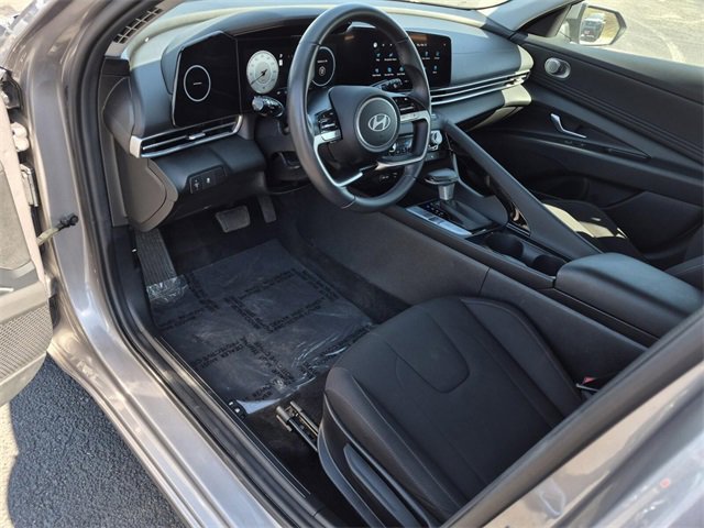 Used 2025 Hyundai Elantra SEL image 17