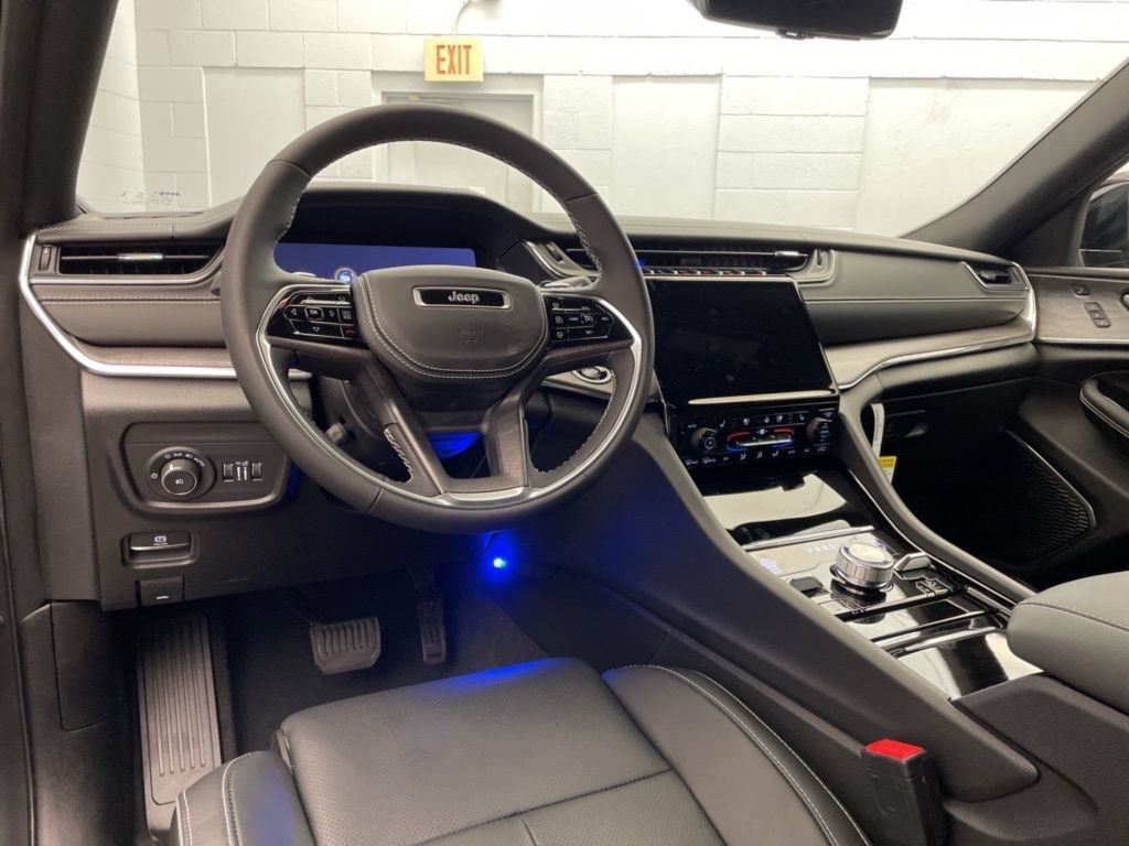 New 2025 Jeep Grand Cherokee L Overland w/ Luxury Tech Group IV AWD/4WD image 12
