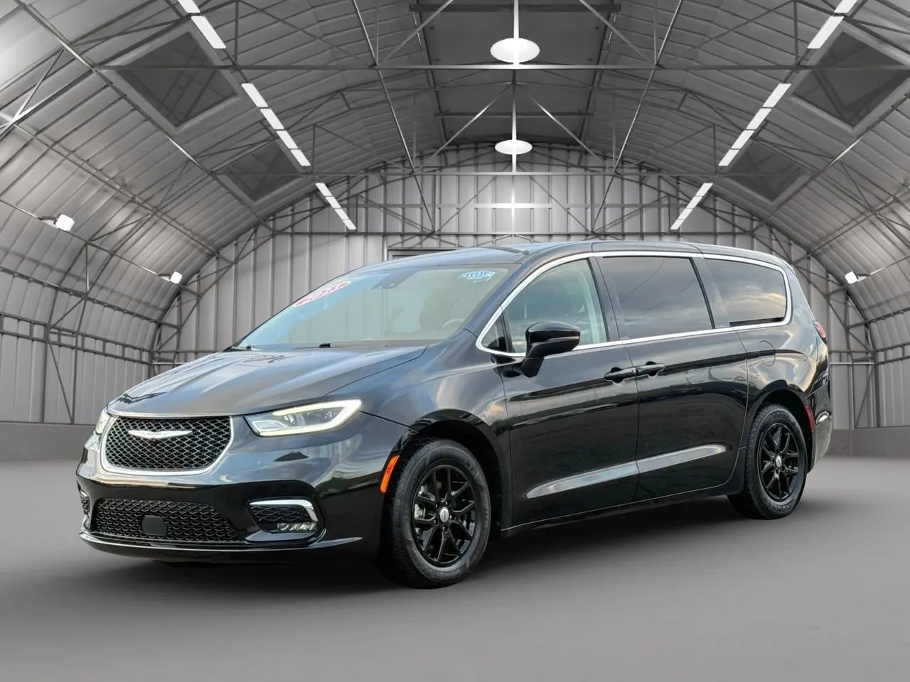 Used 2023 Chrysler Pacifica Touring-L FWD image 3