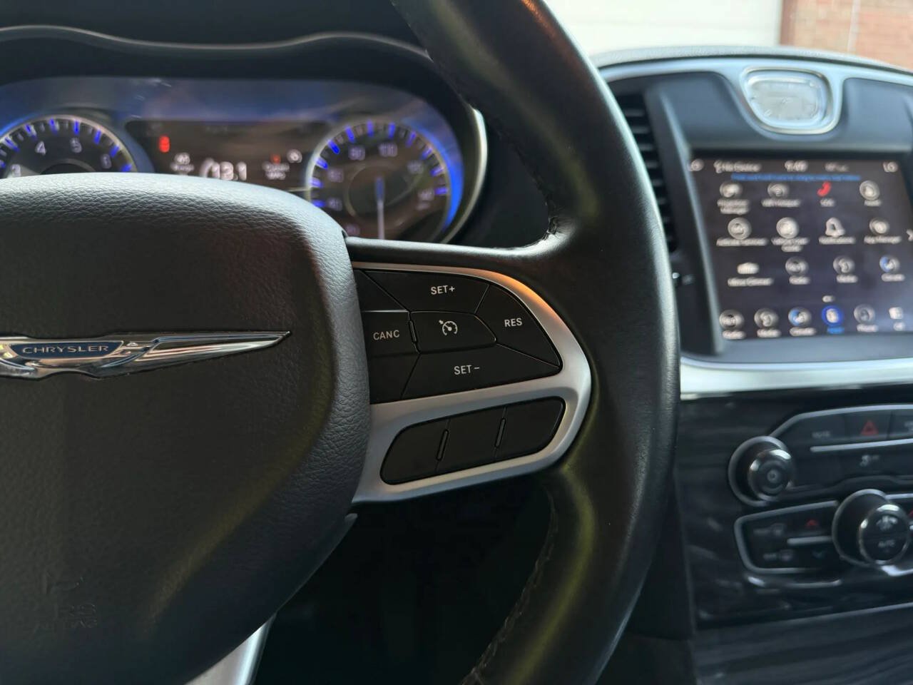 Used 2018 Chrysler 300 Touring AWD/4WD image 12
