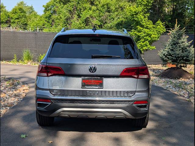 Certified 2022 Volkswagen Taos SE image 4