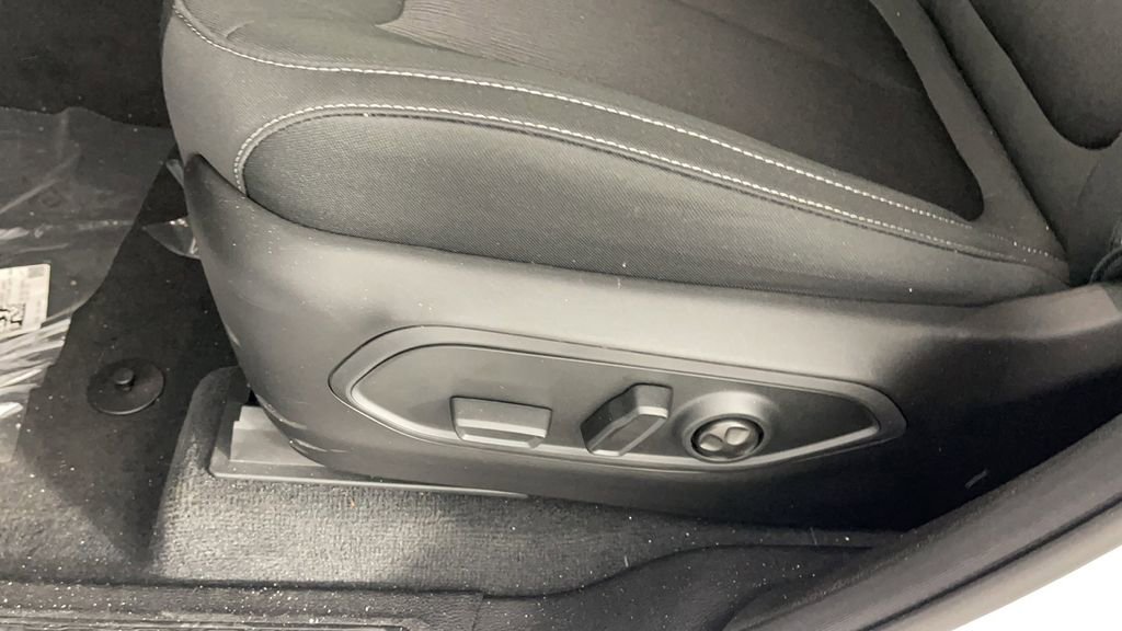 New 2025 Jeep Grand Cherokee L Laredo image 30