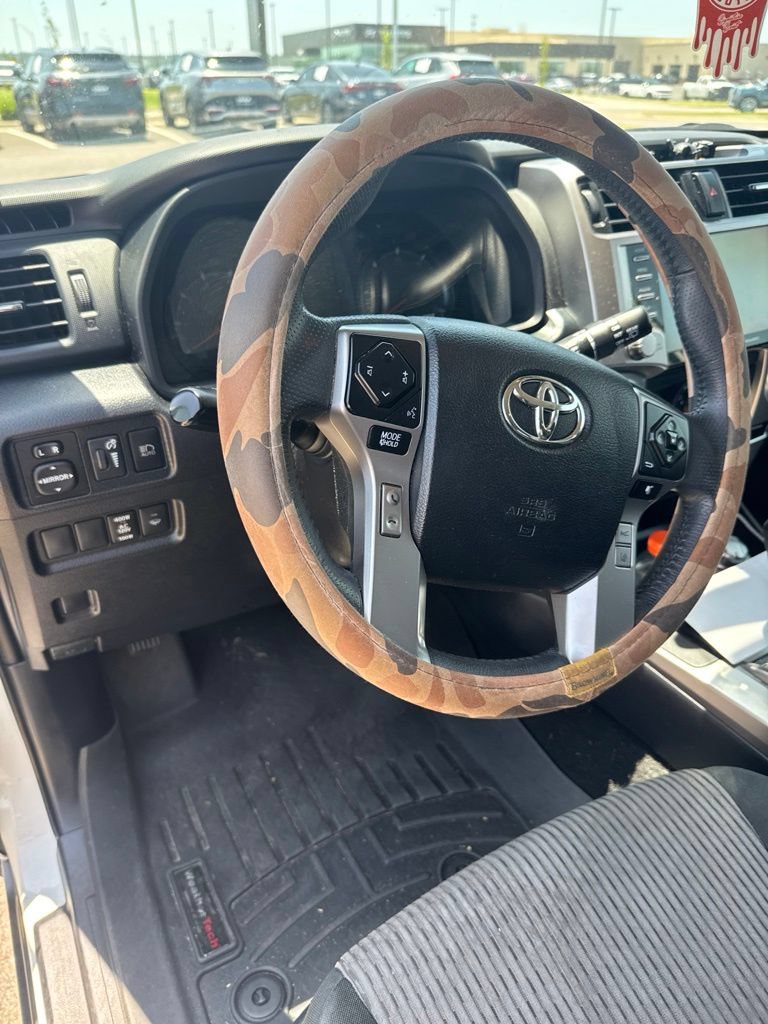 Used 2022 Toyota 4Runner SR5 AWD/4WD image 10