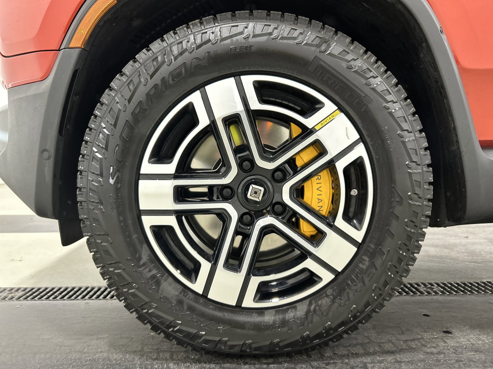 Used 2023 Rivian R1S Launch Edition image 9